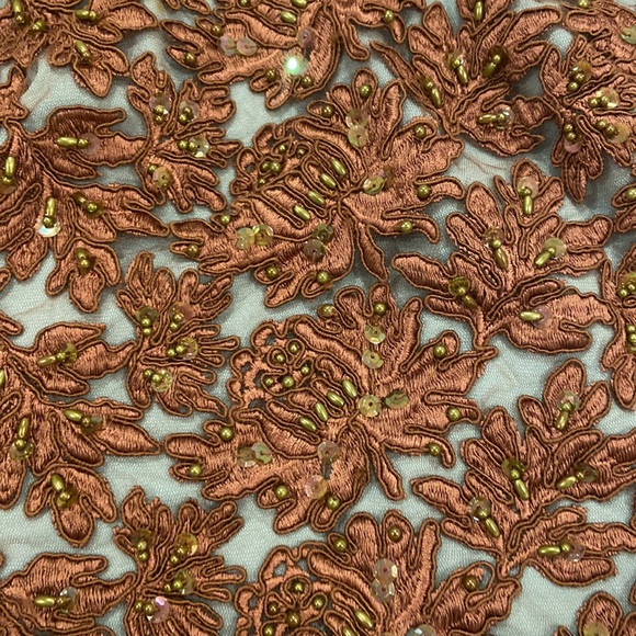 Tori Spelling’s Eduardo Lucero Y2K skirt and top glam formal outfit - Picture 6 of 13